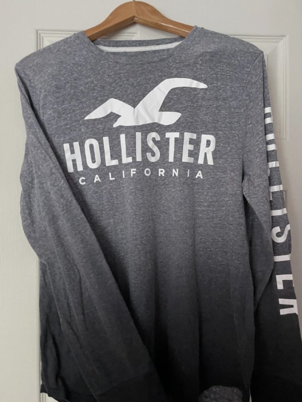 Hollister Men's T-Shirt Size Medium. Gray Long-sleeved. Hollister California